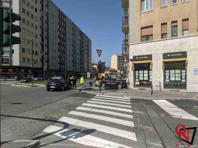 TORINO – Auto dei Carabinieri finisce fuori strada, contro ad una vetrina (FOTO)
