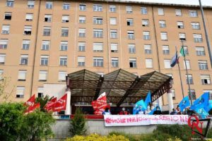 VENARIA / RIVOLI – Flash Mob: il lungo applauso degli operatori sanitari dalle finestre degli ospedali (FOTO E VIDEO)