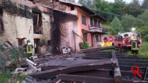 BROSSO – In fiamme il deposito di una cascina in Regione Pias (FOTO)