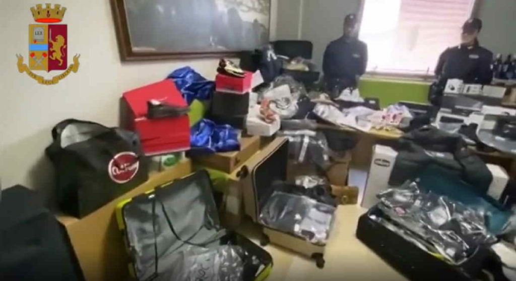 TORINO – Polizia entra per cercare marijuana e trova il bazar del lusso
