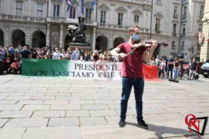 TORINO –  Flash Mob dei lavoratori del Teatro Regio davanti al Comune (FOTO E VIDEO)