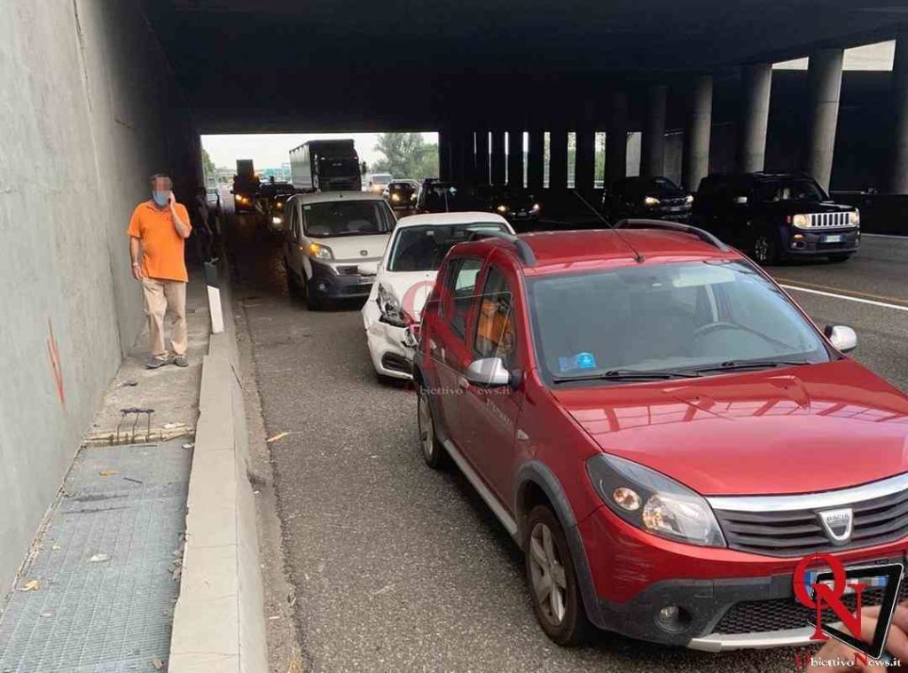 VENARIA REALE – Tamponamento in tangenziale, 4 mezzi coinvolti; un ferito (FOTO) 1 VENARIA REALE – Tamponamento in tangenziale, 4 mezzi coinvolti; un ferito (FOTO)
