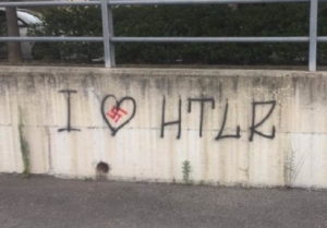 IVREA – Scritte neonaziste ad Ivrea: il Pd scrive al Sindaco; la Lega: “Denunciare senza ambiguità” 1 IVREA – Scritte neonaziste ad Ivrea: il Pd scrive al Sindaco; la Lega: “Denunciare senza ambiguità”