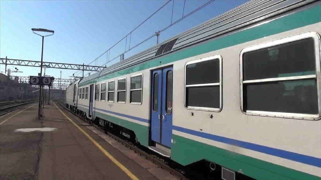 CHIVASSO – Si spoglia su un treno diretto a Milano, e importuna i passeggeri 1 CHIVASSO – Si spoglia su un treno diretto a Milano, e importuna i passeggeri