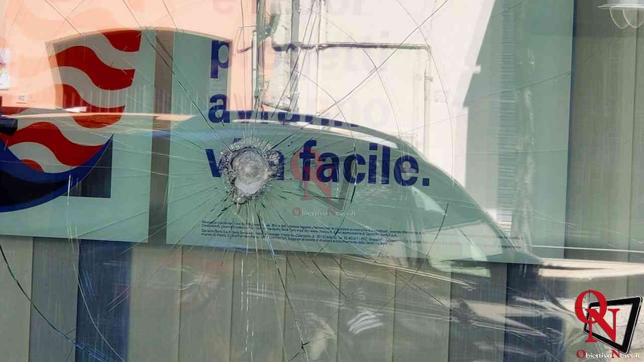 RIVAROLO CANAVESE – Con una mazza spacca le vetrine della Deutsche Bank Easy di corso Italia (FOTO)