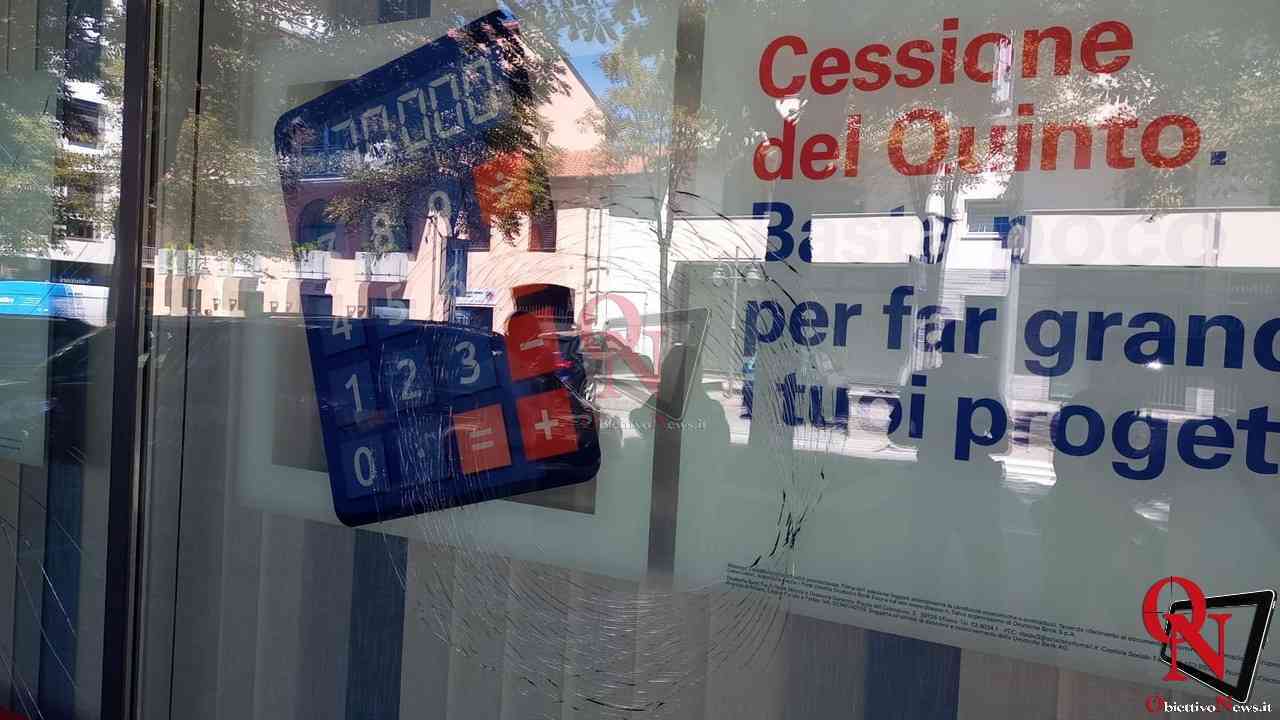RIVAROLO CANAVESE – Con una mazza spacca le vetrine della Deutsche Bank Easy di corso Italia (FOTO)