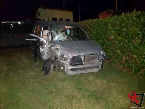 PIVERONE – Auto esce di strada e si schianta contro la cinta di un’abitazione (FOTO)