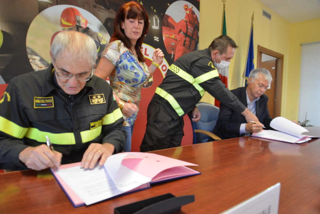 TORINO – Sottoscritto il protocollo per i test sierologici ai Vigili del Fuoco 1 TORINO – Sottoscritto il protocollo per i test sierologici ai Vigili del Fuoco