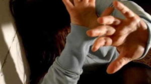 CIRIÈ – Picchia con calci e pugni la compagna: arrestato 35enne 1 CIRIÈ – Picchia con calci e pugni la compagna: arrestato 35enne