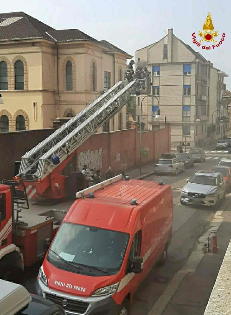 TORINO – Incendio in un condominio di via Bricca; evacuate una quindicina di persone 1 TORINO – Incendio in un condominio di via Bricca; evacuate una quindicina di persone