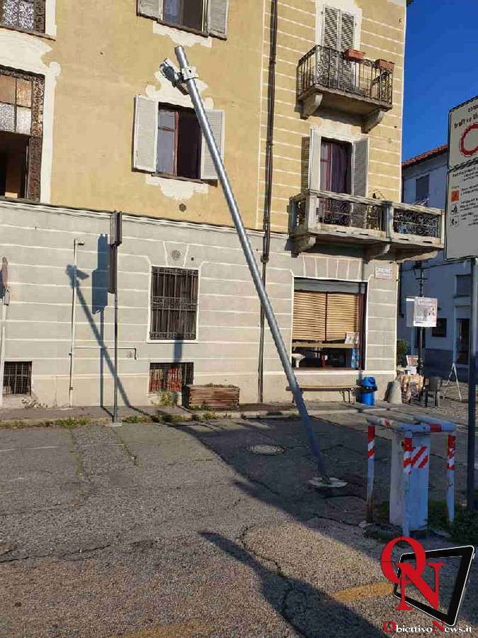 VENARIA REALE – Autocarro danneggia un palo adibito alla videosorveglianza 1 VENARIA REALE – Autocarro danneggia un palo adibito alla videosorveglianza