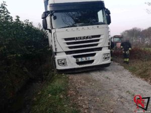 FAVRIA – Mezzo pesante finisce in località Sant'Antonio / Canavetti e resta in bilico sul canale 1 FAVRIA – Mezzo pesante finisce in località Sant'Antonio / Canavetti e resta in bilico sul canale