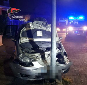 TORINO – Rubano una vettura a Carmagnola e si schiantano: denunciati (VIDEO) 1 TORINO – Rubano una vettura a Carmagnola e si schiantano: denunciati (VIDEO)
