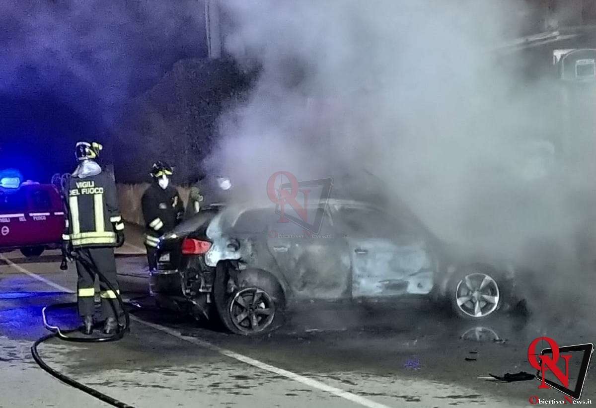 SAN FRANCESCO – Auto in fiamme dopo l'incidente; il conducente scappa (FOTO E VIDEO)