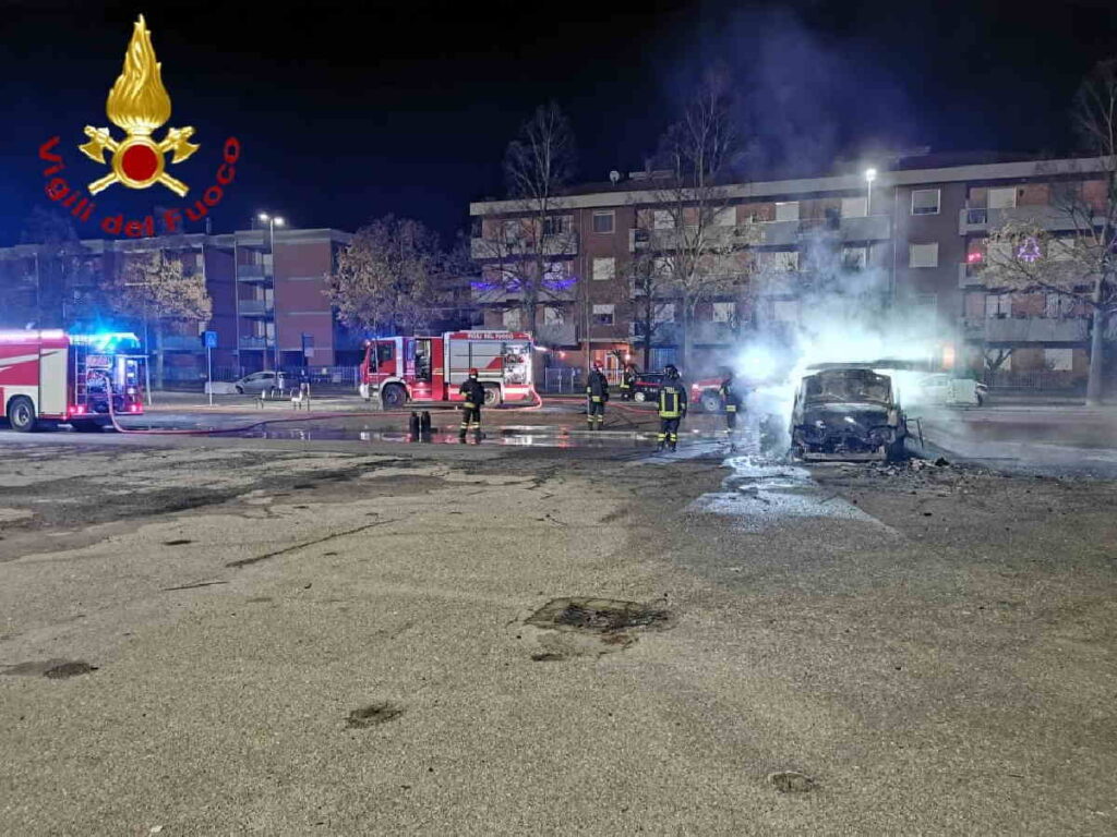 ASTI – Camper in fiamme, intervento dei Vigili del Fuoco 1 ASTI – Camper in fiamme, intervento dei Vigili del Fuoco