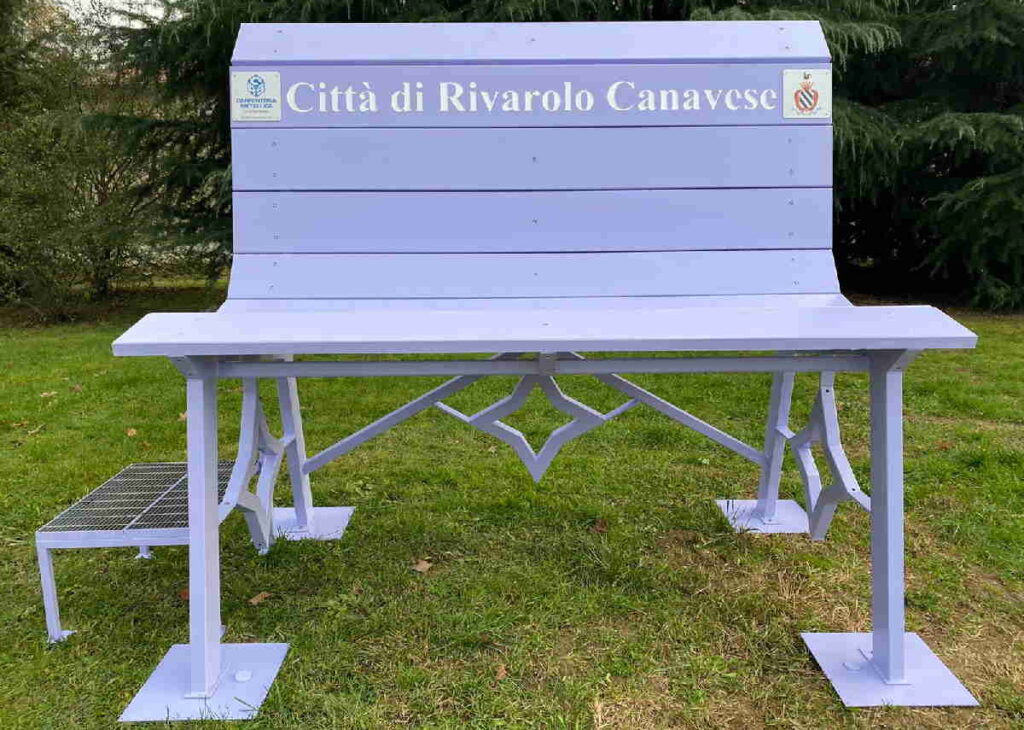 RIVAROLO CANAVESE – Installata al parco Malgrà la panchina gigante della “gentilezza” 1 RIVAROLO CANAVESE – Installata al parco Malgrà la panchina gigante della “gentilezza”