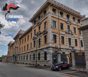 TORINO – Sparano in strada con una pistola scenica, denunciati (VIDEO) 1 TORINO – Sparano in strada con una pistola scenica, denunciati (VIDEO)