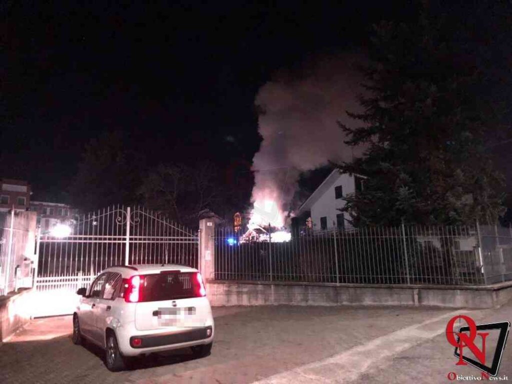 SCARMAGNO – Le fiamme avvolgono un tetto in frazione Bessolo 1 SCARMAGNO – Le fiamme avvolgono un tetto in frazione Bessolo