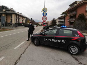 CUCEGLIO – Picchia la convivente in strada: 33enne arrestato