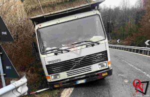 STRAMBINELLO – Ponte Preti: camion esce di strada e resta bloccato nel fosso (FOTO)