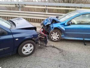STRAMBINELLO – Scontro semi-frontale sul Ponte Preti; disagi al traffico (FOTO)