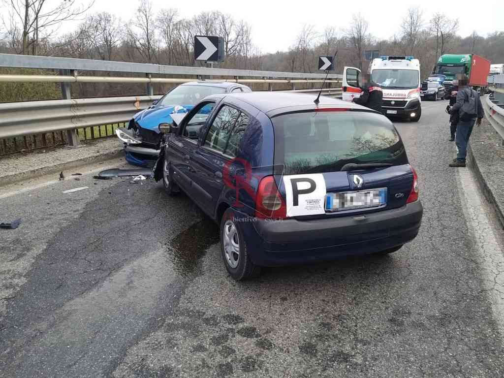 STRAMBINELLO – Scontro semi-frontale sul Ponte Preti; disagi al traffico (FOTO) 1 STRAMBINELLO – Scontro semi-frontale sul Ponte Preti; disagi al traffico (FOTO)