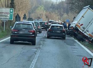STRAMBINELLO – Camion in bilico nel fosso, lunghe code su Ponte Preti
