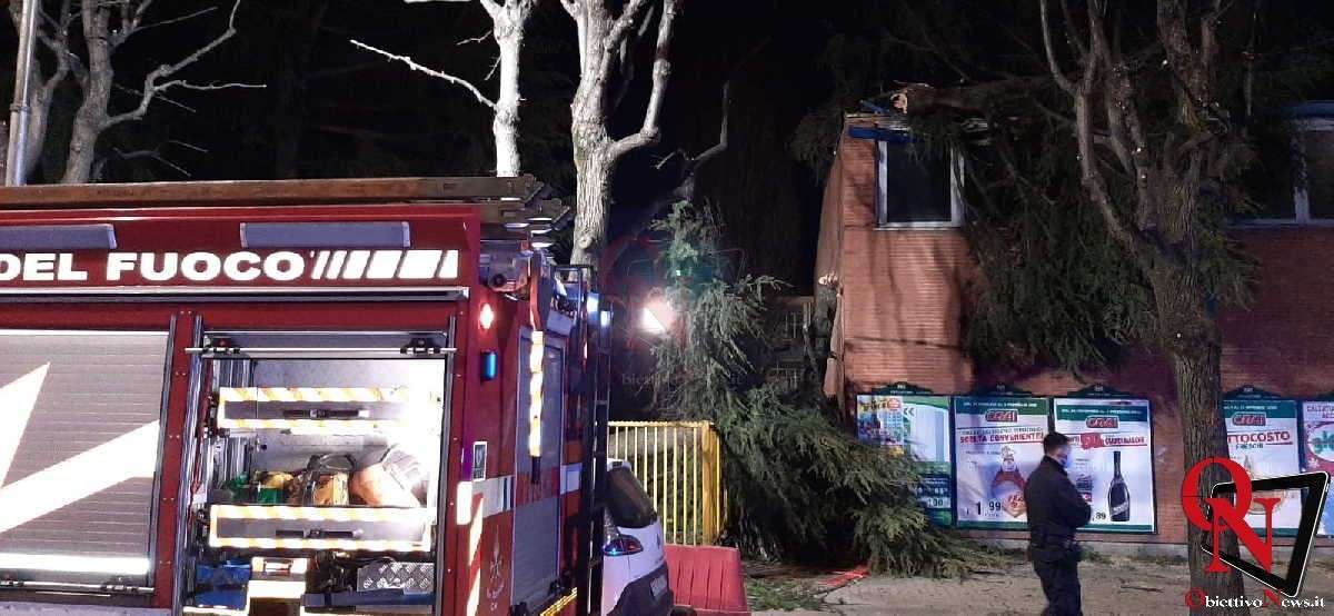 CIRIÈ – Crolla un albero nel parco giochi di via Trento; intervento dei VVF Volontari di San Maurizio Canavese (FOTO)