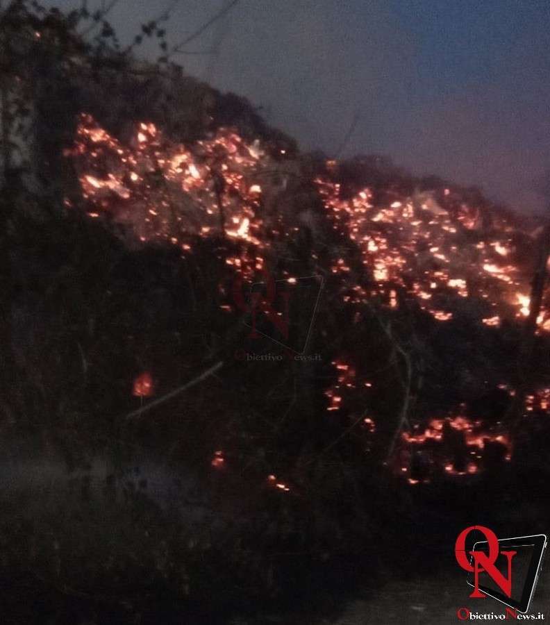 CUCEGLIO – Proseguono le operazioni di spegnimento dell'incendio boschivo (FOTO)