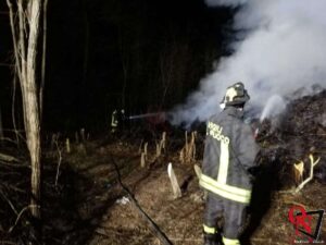 CUCEGLIO – Proseguono le operazioni di spegnimento dell’incendio boschivo  (FOTO)