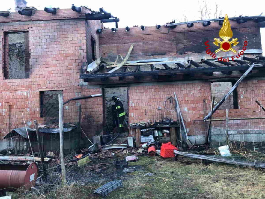 CHIUSA PESIO – Incendio abitazione in regione Gambarello: salvi i proprietari e i cagnolini (FOTO)