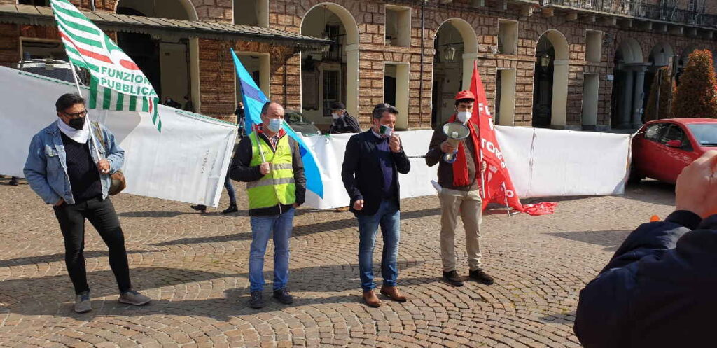 TORINO – I cantonieri della Città Metropolitana hanno protestato in piazza Castello