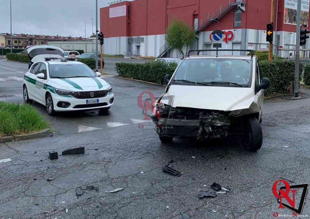 BORGARO TORINESE – Incidente in via XX Settembre angolo strada Lanzo, un ferito (FOTO) 1 BORGARO TORINESE – Incidente in via XX Settembre angolo strada Lanzo, un ferito (FOTO)