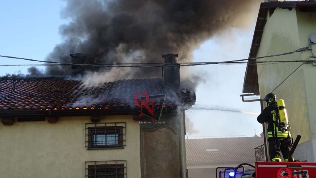 FAVRIA - Tetto in fiamme in vicolo Alfieri (FOTO E VIDEO)