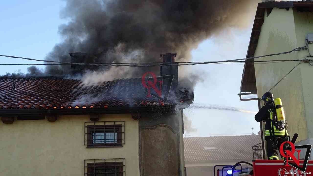 FAVRIA - Tetto in fiamme in vicolo Alfieri (FOTO E VIDEO)