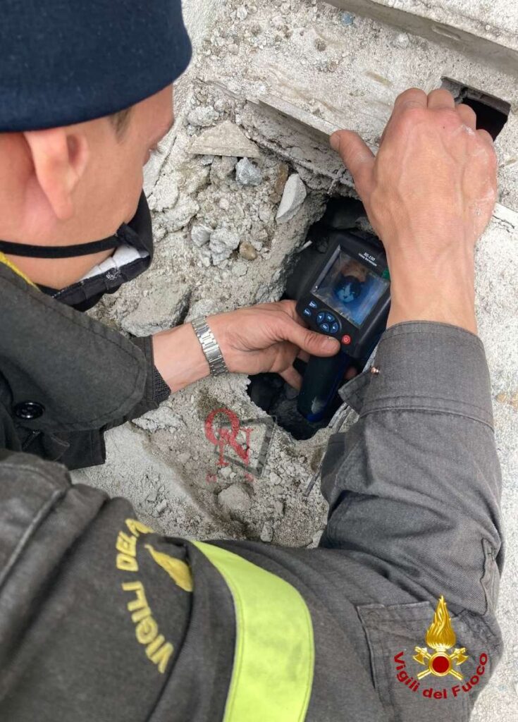 CIRIÈ - Salvato un gattino incastrato in un tubo (FOTO)