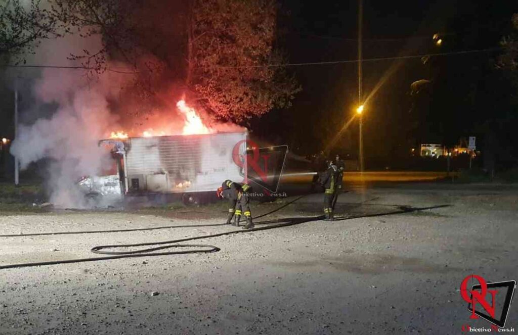 RIVAROLO CANAVESE – Distrutto dalle fiamme il furgone del paninaro in piazza Massoglia (FOTO)