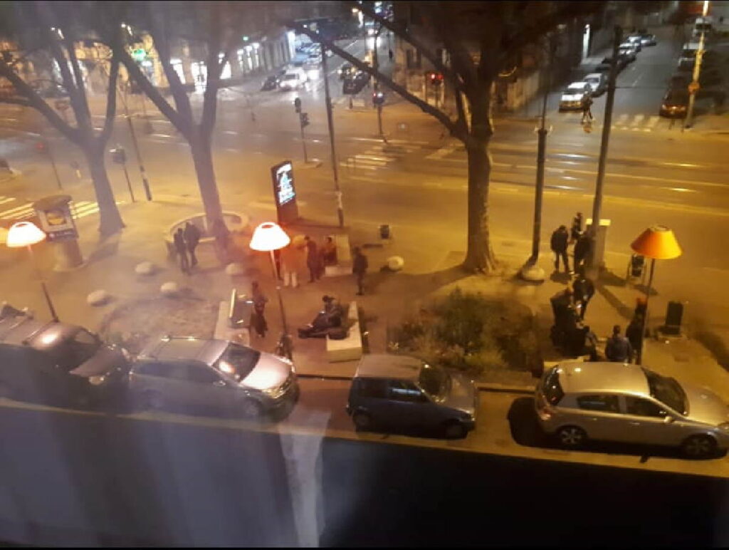 TORINO – Cittadini esasperati per assembramenti e spaccio in corso Giulio Cesare 1 TORINO – Cittadini esasperati per assembramenti e spaccio in corso Giulio Cesare