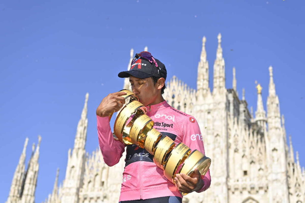 GIRO D'ITALIA – Egan Bernal vince, indossando la maglia rosa
