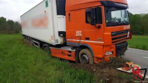 MONTALENGHE – Mezzo pesante esce di strada sulla Sp82, e finisce nel fosso (FOTO)