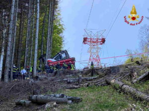 STRESA (VB) – Precipita la cabina della funivia del Mottarone, diversi morti (FOTO)