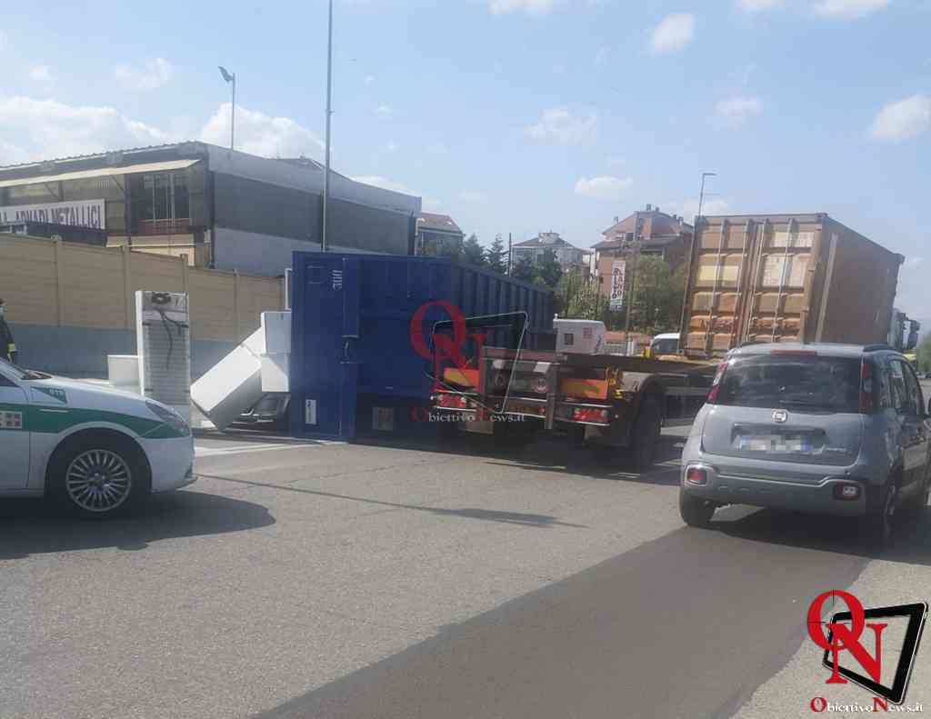 TORINO – Mezzo pesante perde un cassone in strada Aeroporto e colpisce un'auto (FOTO)