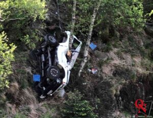 TRAVERSELLA – Incidente mortale: auto precipita in una scarpata