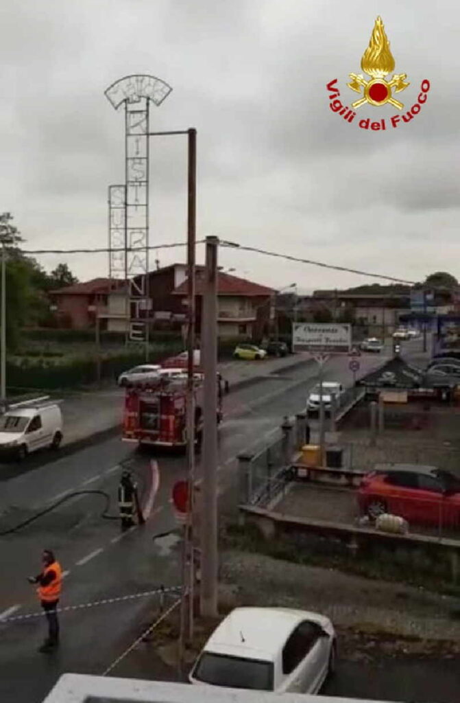 CIRIÈ - Un cavo interrato si mette a sfiammare, intervengono i Vigili del Fuoco 1 cirie tubo sfiamma 2