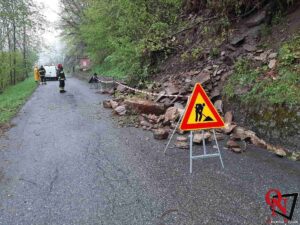 RIBORDONE – Frana in località Verlucca, intervento dei Vigili del Fuoco di Cuorgnè (FOTO)