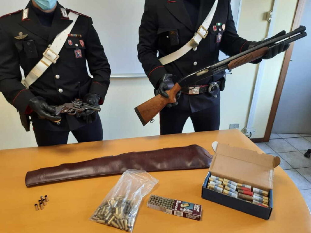 SETTIMO TORINESE – Spara con una pistola dal balcone di casa, arrestato dai Carabinieri