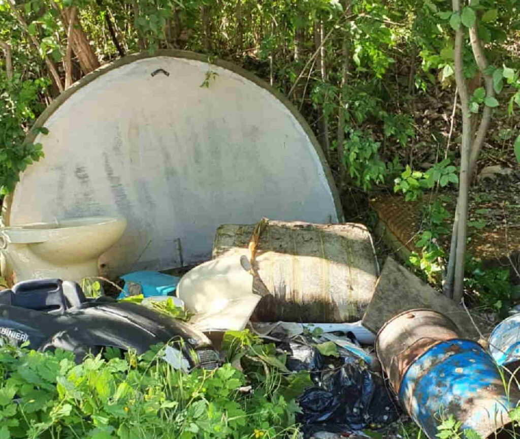 TORINO – Discarica a cielo aperto in corso Lombardia e cordolo danneggiato in strada Pianezza 1 TORINO – Discarica a cielo aperto in corso Lombardia e cordolo danneggiato in strada Pianezza