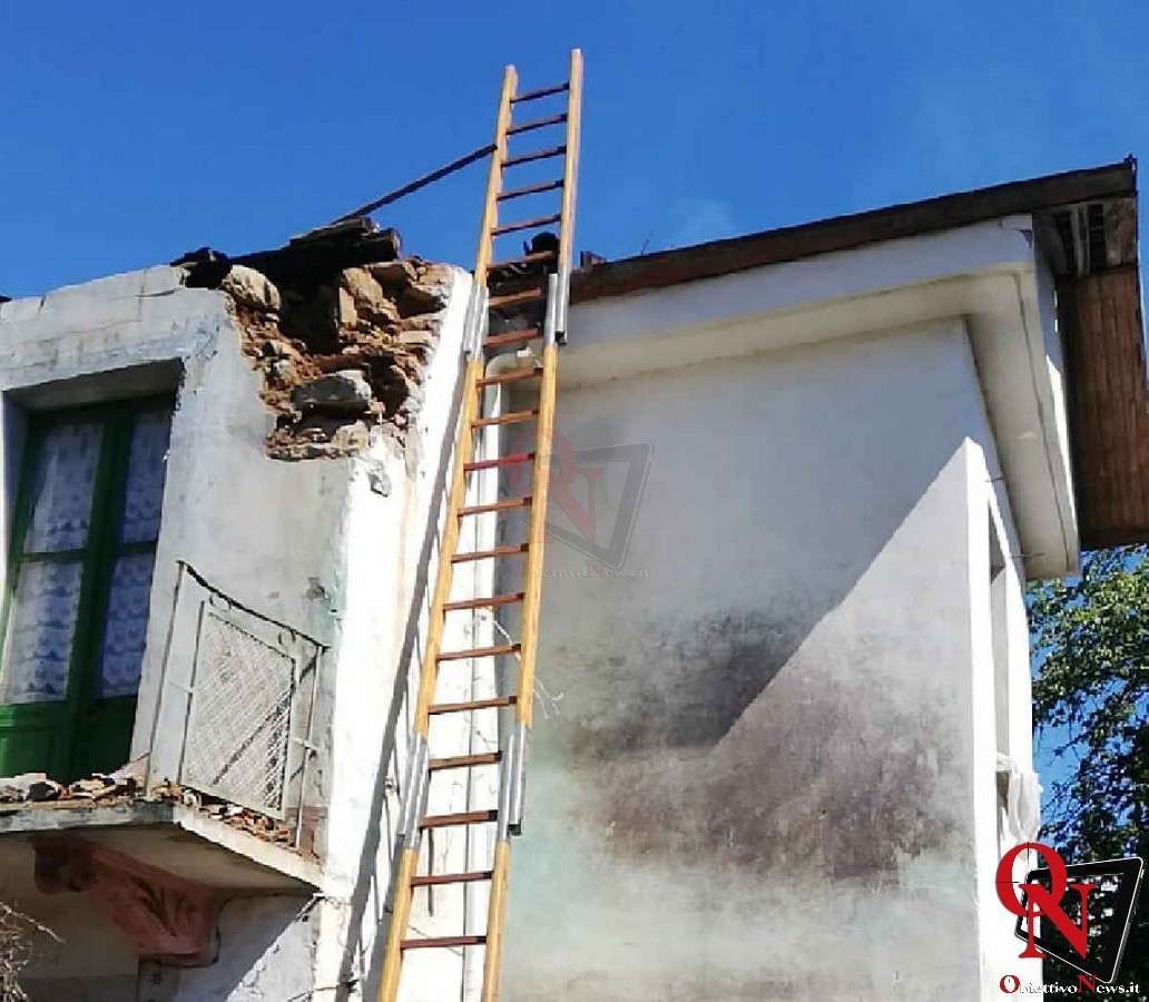 VALLO TORINESE – Le fiamme avvolgono il tetto di un'abitazione nel centro storico (FOTO)