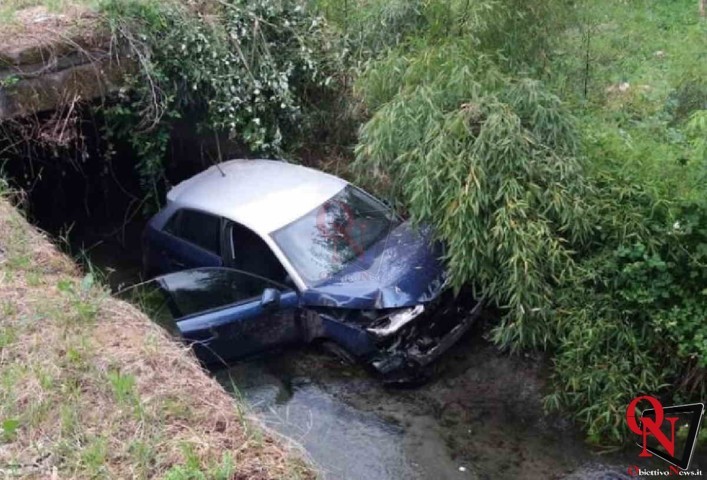 CASTELLAMONTE – Auto nel canale in frazione Spineto, due feriti (FOTO)