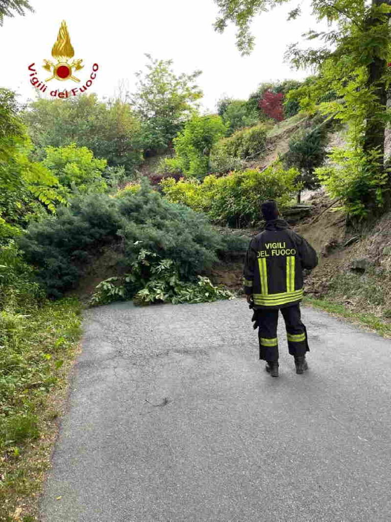 NIZZA MONFERRATO – Frana su Strada San Michele 1 NIZZA MONFERRATO – Frana su Strada San Michele